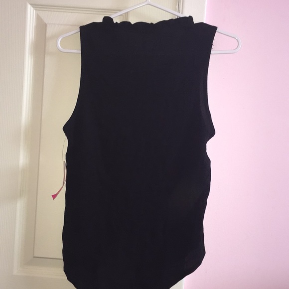 sleeveless button up top - Picture 3 of 3